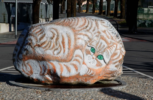 Immagine con gatto, occhi, sasso, strada, verde, scultura, masso, dipinto, pietra, verdi, piazza, disegno, ombre