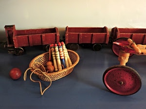 legno, ruote, giocattoli, cestino, birilli, trenino, corda, vagoni, palla, rosso, giochi, triciclo, ruota, antichi, vimini, sfera, palline, cesto, vintage
