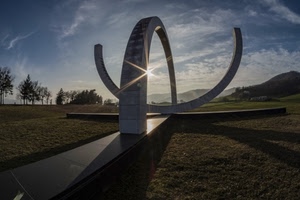 monumento, nuvole, alberi, archi, sole, controluce, cielo, arco, raggi, prato, verde, azzurro, colline, ombre, ombra