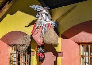 befana, scopa, cappello, sacco, finestre, giallo, casa, naso, ombra, finestra, rosa, rosso, archi, sacchi, arco, vetri