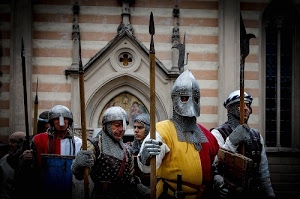chiesa, lance, elmi, costumi, rosso, giallo, soldati, rievocazione, corteo, storia, copricapo, lancia, portale, elmetti, sfilata, medioevo