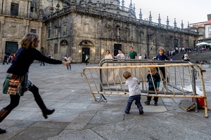 piazza, bambini, donna, pericolo, mamma, transenne, persone, istantanea, correre, palazzi, gioco, transenna, bambino, passanti, palazzo, porte, finestre, scalinata