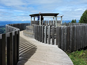 staccionata, cielo, legno, azzurro, nuvole, alberi, ombra, erba, verde, panorama, curve, grigio, scalini, panoramica, camminamento, ombre, pedana, montagne