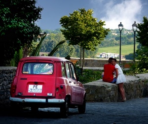 lampioni, rosso, alberi, automobile, bacio, muretto, innamorati, auto, targa, due, amore, cielo, strada, renault, macchina