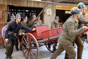 ruote, pompieri, carretto, divise, raggi, elmetti, uomini, rosso, carro, caschi, rievocazione, elmi, legno, vintage, storia, divisa, targa