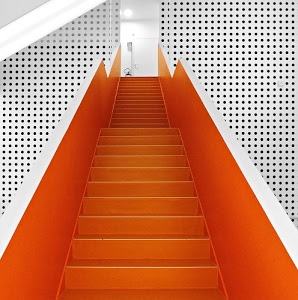 scala, bianco, arancione, gradini, prospettiva, scalini, fori, scalinata, geometria, scale, pois, porta, corrimano, nero, luci, arancio, buchi, pareti, pallini