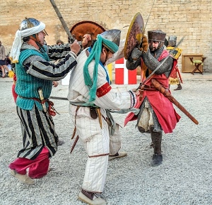 rievocazione, scudi, spade, costumi, elmi, armi, rosso, verde, guerrieri, bianco, tre, lotta, croce, battaglia, duello