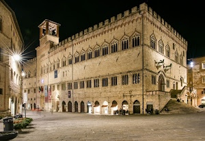 finestre, palazzo, luci, scalinata, merli, piazza, perugia, torre, notte, trifore, notturno, campanile, umbria, archi, lampioni, municipio