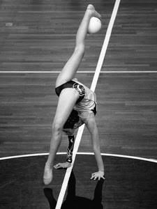 palla, gambe, bianconero, ginnasta, sport, mani, ginnastica, righe, atleta, ragazza, donna, parquet, braccia, esercizio, ombra, pavimento, palestra, piedi