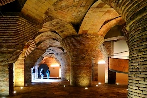archi, colonne, luci, mattoni, persone, arcate, due, cripta, volte, curve, faretti, sotterraneo, luce, visitatori, interno