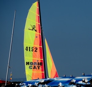 vela, giallo, rosso, cielo, arancione, azzurro, numeri, barca, ombrelloni, alberi, albero, bandiere, colori, scafo, vele, lettere, blu, scritta, imbarcazione, mare
