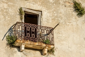 ringhiera, balcone, finestra, muro, porta, erba, piante, rudere, ferro, abbandono