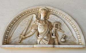 spada, angelo, ali, bassorilievo, arco, bilancia, lunetta, aureola, scultura, marmo, arcangelo, bianco
