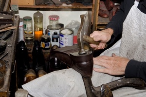 martello, mani, scarpa, calzolaio, artigiano, scarpe, barattoli, grembiule, ciabattino