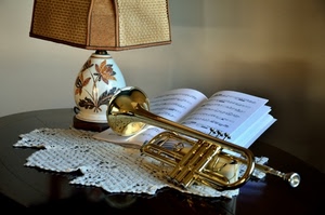 tromba, lampada, spartito, musica, pizzo, centrino, note, oro, tavolo, strumento