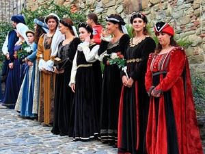 donne, costumi, nero, rosso, medioevo, cappelli, fiori, bianco, costume, copricapi, storia, verde, fila, azzurro, sfilata