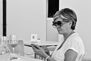 occhiali, bicchieri, donna, cellulare, bianconero, mani, signora, tavolino
