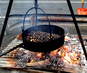 fuoco, castagne, legna, caldarroste, pentola, brace, nero, ferro, fiamme, strada, braci, paiolo, fumo, rosso, manico, cenere