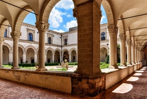 archi, colonne, chiostro, nuvole, pozzo, cielo, ombre, finestre, giardino, capitelli, verde, portico, piante, pilastro, ombra