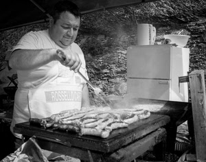 cuoco, griglia, bianconero, forchettone, salsicce, cibo, fumo, brace, grigliata, carne