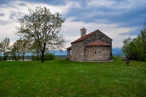 alberi, campanile, verde, nuvole, erba, prato, chiesetta, cielo, chiesa, campana, cappella, abside, bicicletta, acqua, campagna, ciclista
