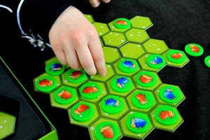 gioco, mano, verde, animali, nero, esagoni, dita, bambino, rosso, giocattolo, caselle, blu, azzurro, tavolo