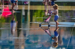 passeggino, acqua, bambina, riflesso, gambe, riflessi, gioco, rosso, giocattolo, bambini, pavimento, bionda, costume, bagnato, persone