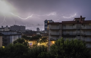 alberi, luci, palazzi, cielo, fulmini, temporale, fulmine, nuvole, antenne, verde, case, finestre, maltempo, città, balconi, lampi, panorama, pioggia