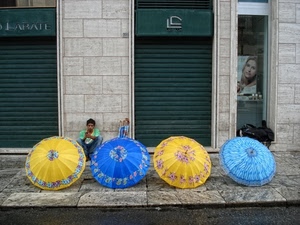 ombrelli, giallo, quattro, serrande, azzurro, vetrina, verde, blu, saracinesche