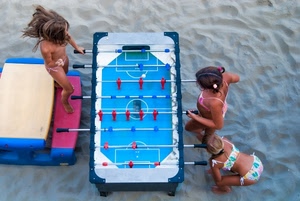 gioco, spiaggia, bambine, sabbia, tre, bambini, rosso, calciobalilla, biliardino, calcetto, capelli, azzurro, blu, giocare, bianco, costumi, stecche