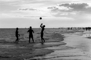 mare, spiaggia, bianconero, nuvole, persone, palla, gioco, acqua, controluce, cielo, sabbia, battigia, nero, giocare, onde, bagnasciuga, ragazzi, bagnanti, pallone, silhouette